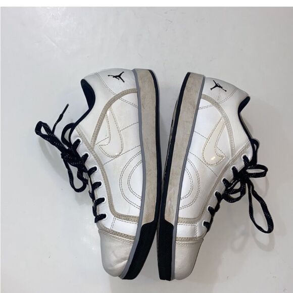 Nike Jordan 454076-103
Men's Classic White and Black Sneakers Size 9.5 US - Picture 3 of 12